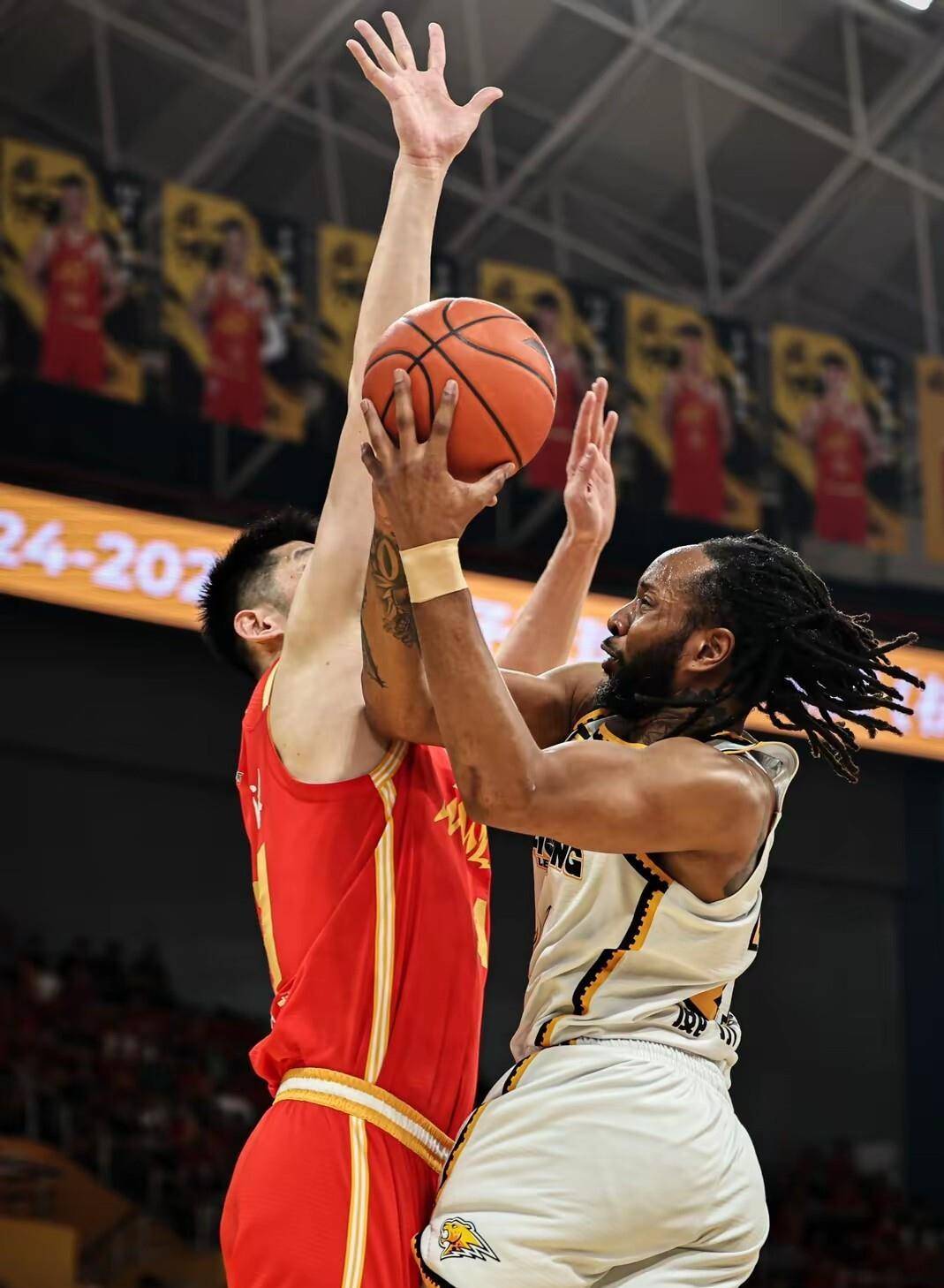 包含夏洛特黄蜂围绕NBA季后赛扳平良机广州队复出首秀备战CBA常规赛，网友：冲刺阶段纽约尼克斯备战社区盾的词条