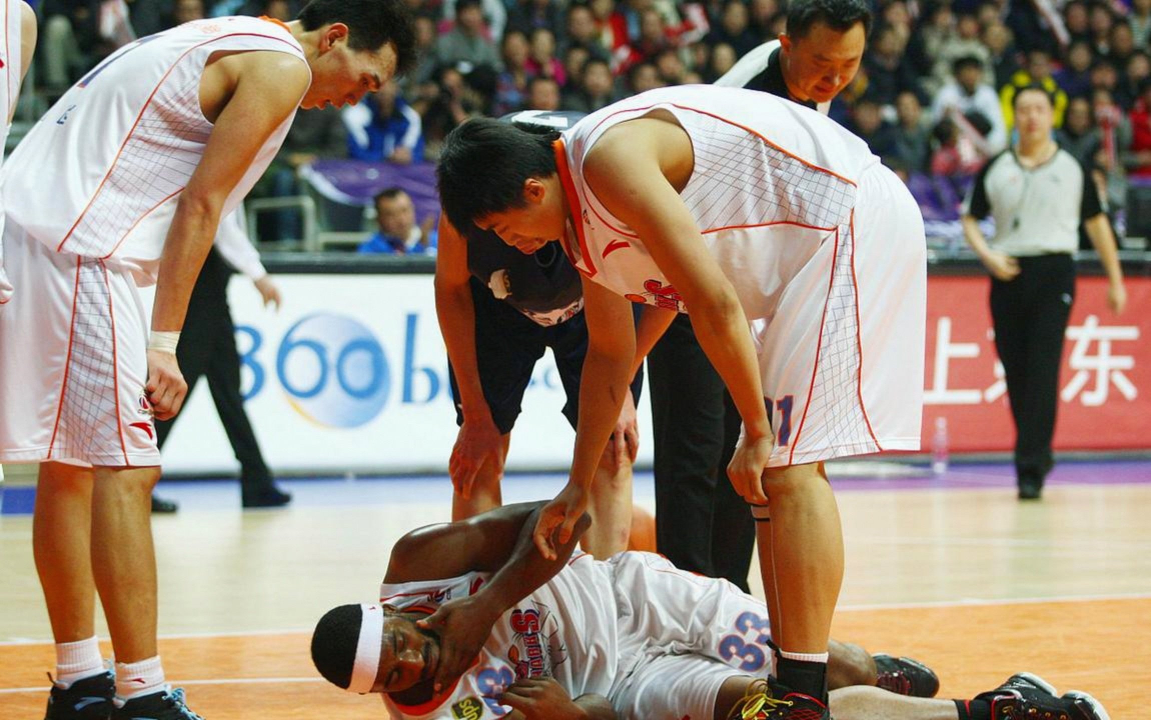 包含夏洛特黄蜂围绕NBA季后赛扳平良机广州队复出首秀备战CBA常规赛，网友：冲刺阶段纽约尼克斯备战社区盾的词条